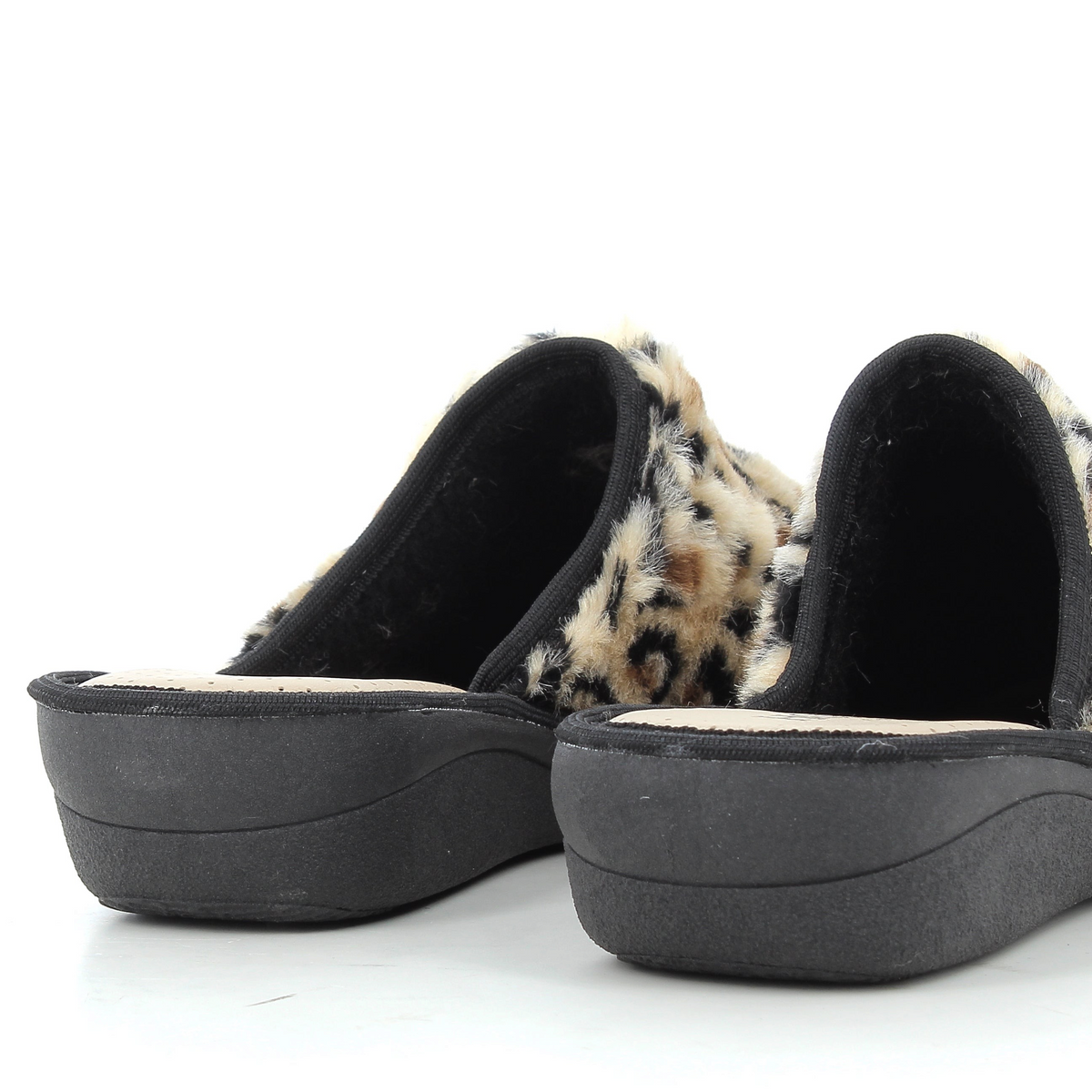 Pantofole Hodea modello Pelliccia da donna con stampa maculata e suola nera rialzata, vista posteriore.