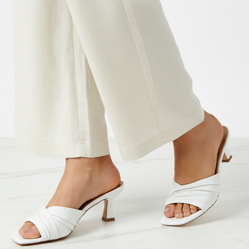 Hodea Iris White Sandals