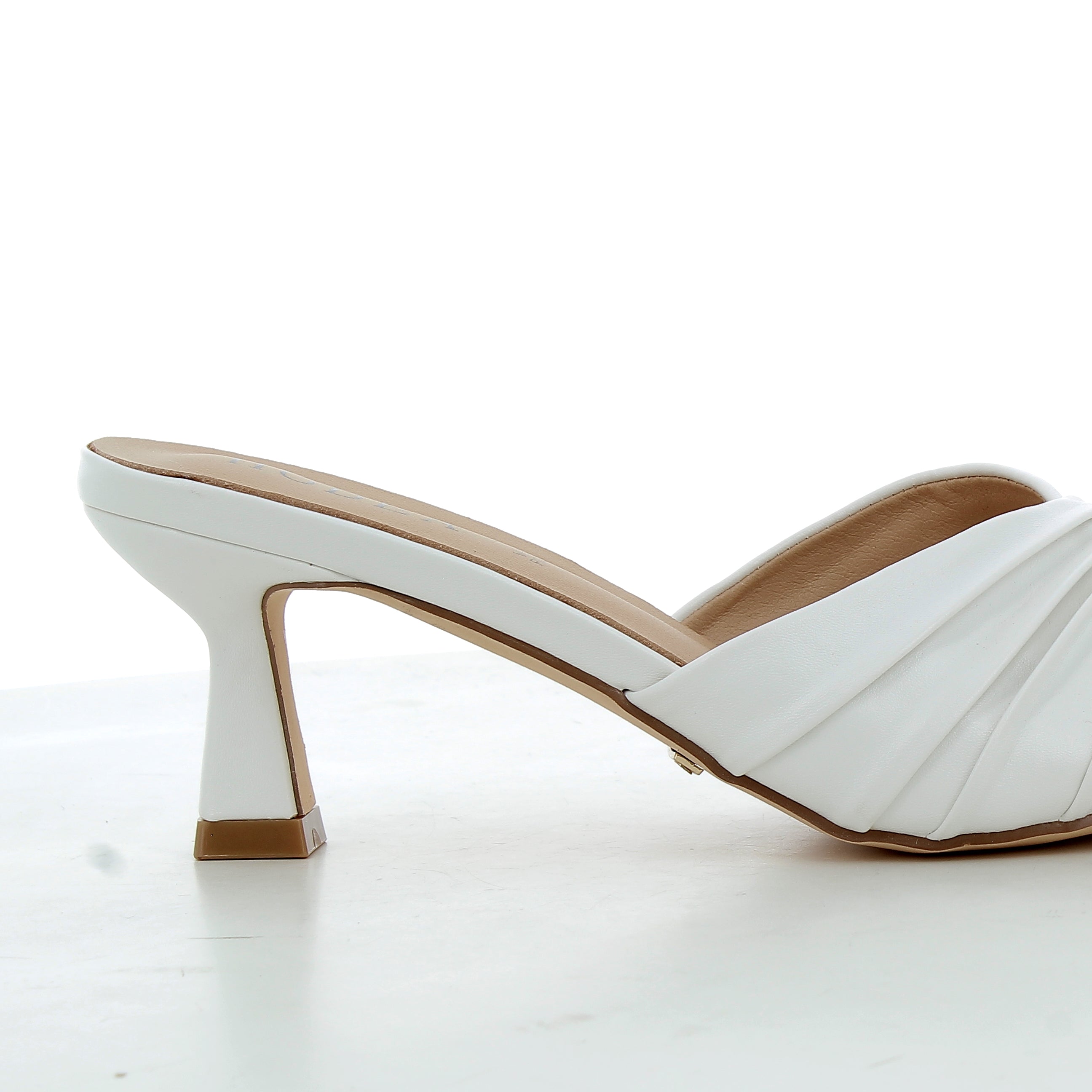 Hodea Iris White Sandals