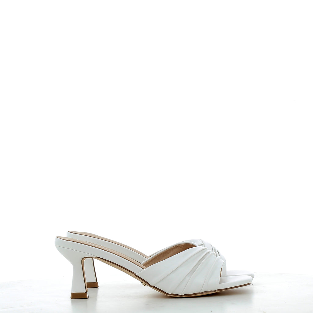 Hodea Iris White Sandals