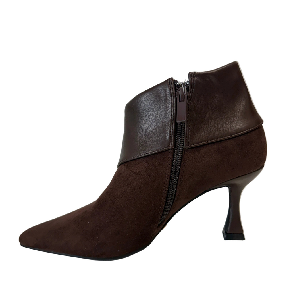 Tronchetti Hodea Irene in suede moro con risvolto asimmetrico, punta affusolata e tacco sagomato da 7 cm