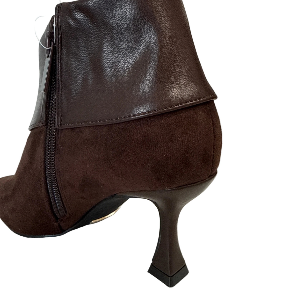 Tronchetti Hodea Irene in suede moro con risvolto asimmetrico e tacco sagomato da 7 cm