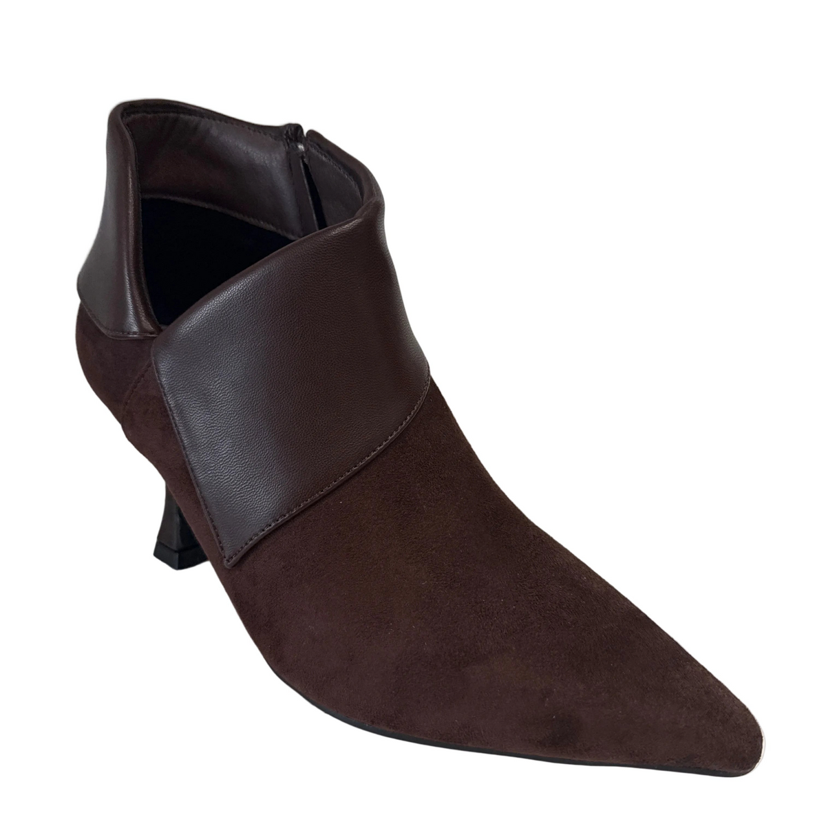 Tronchetti Hodea Irene in suede color moro con tacco 7 cm e risvolto asimmetrico in pelle liscia